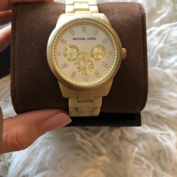 Micheal Kors Watch - Picture 4 of 8